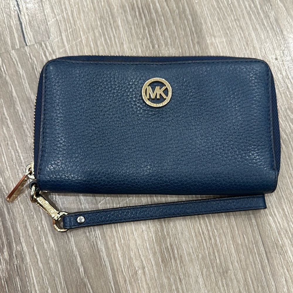 Michael kors wristlet wallet